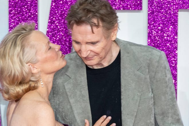 Pamela Anderson und Liam Neeson zeigen sich auf dem roten Teppich sehr vertraut miteinander.
