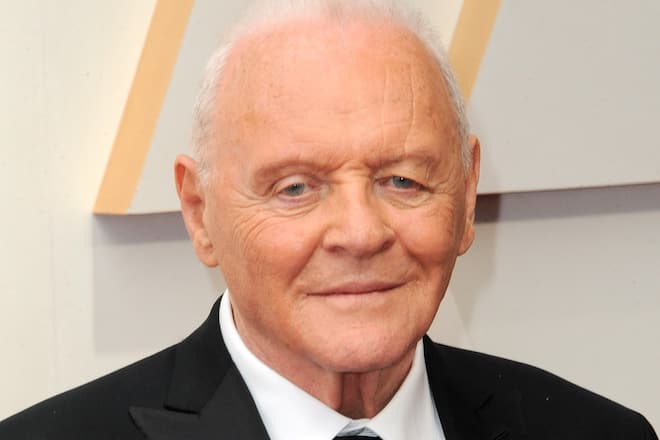 Anthony Hopkins nimmt das neue Skims-Produkt mit Humor.