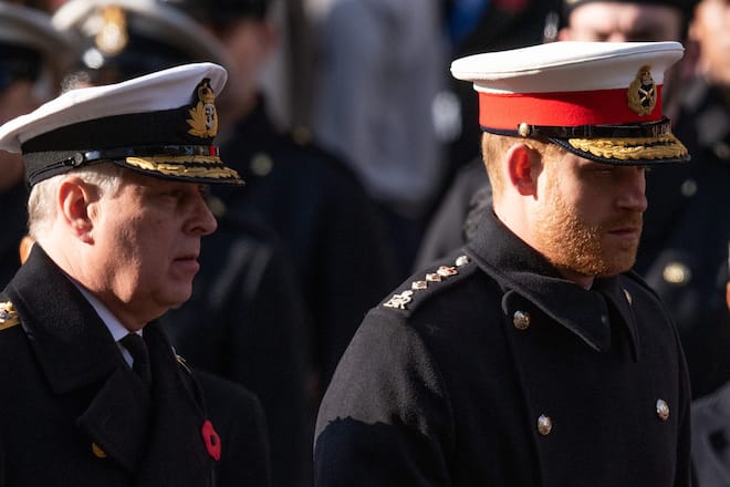 Ein neues Buch berichtet über einen angeblichen Streit zwischen Prinz Andrew (li.) und Prinz Harry.