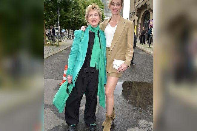 Beatrice (l.) und Judith Richter vor einer Theaterpremiere am Sonntag in Berlin.