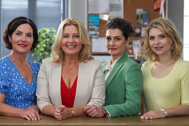 Die Polizei-Dienststelle der «Rosenheim-Cops» wird nach Marisa Burger (links neben Karin Thaler und Anastasia Papadopoulou) organisiert von Sarah Thonig (rechts).