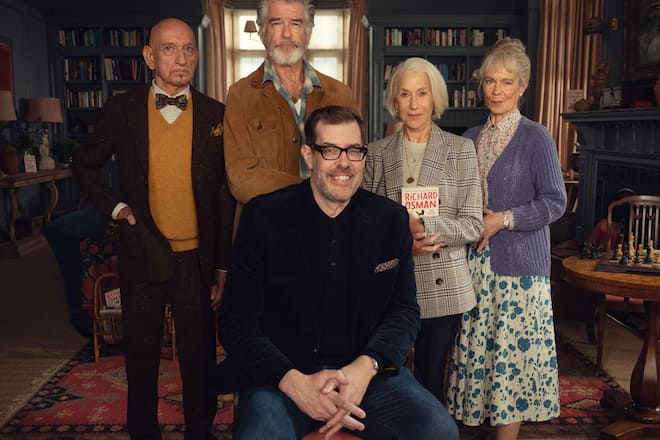 Die Stars aus «The Thursday Murder Club» mit Autor Richard Osman (v.).