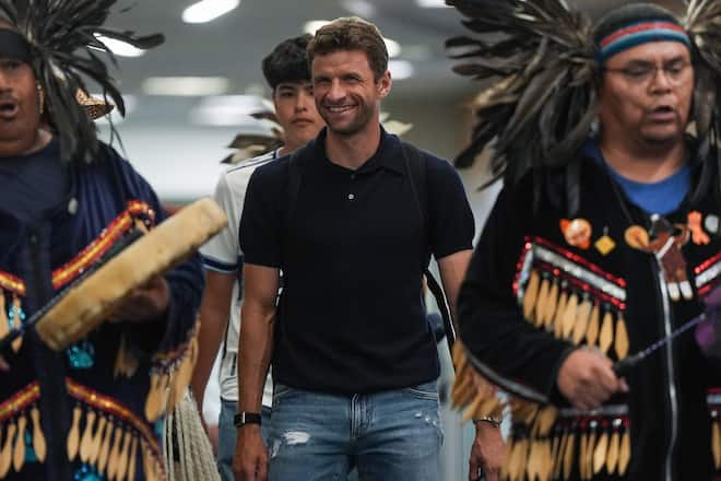 Der neue Spieler der Vancouver Whitecaps, Thomas Müller, mit Mitgliedern der Musqueam First Nation am Vancouver International Airport.
