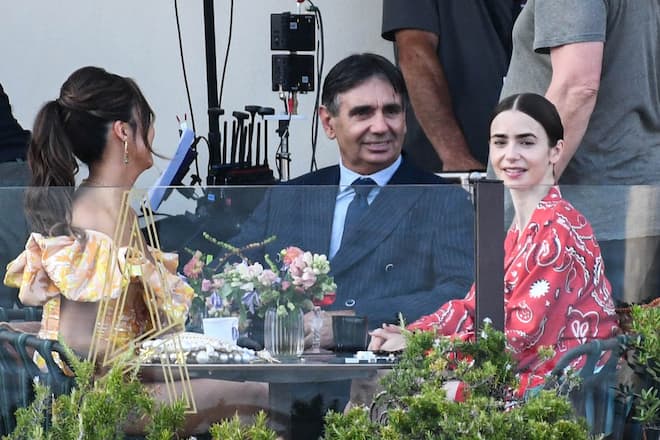 Lily Collins (r.) und Ashley Park bei Dreharbeiten zu «Emily in Paris» in Venedig.