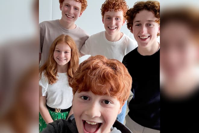 Alastair Stout alias Ron Weasley und seine vier Serien Geschwister: Tristan und Gabriel Harland, Ruari Spooner und Gracie Cochrane.