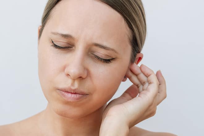 Ohrenschmerzen nach dem Baden? Dahinter könnte Schwimmbad-Otitis stecken.