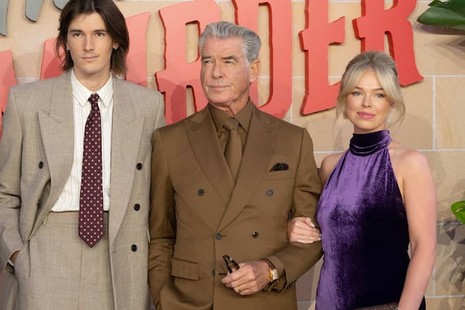 Drei Brosnan-Generationen: Familienoberhaupt Pierce Brosnan mit Sohn Dylan und Enkelin Isabella.