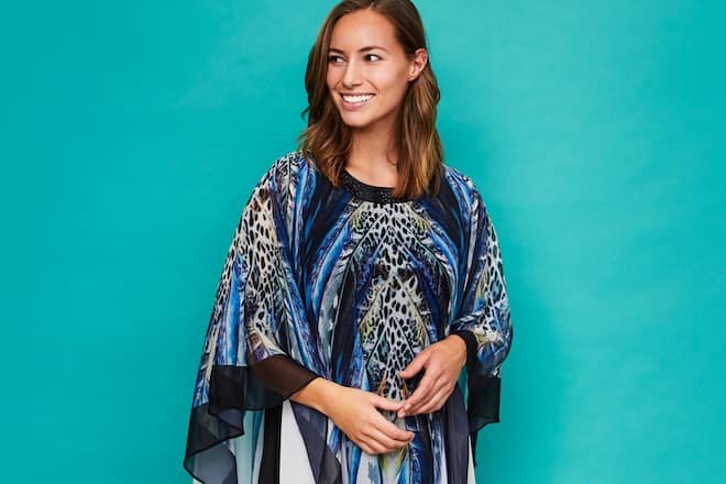 Richtig gestylt, wird ein auffälliger Kaftan zum stilvollen Hingucker.