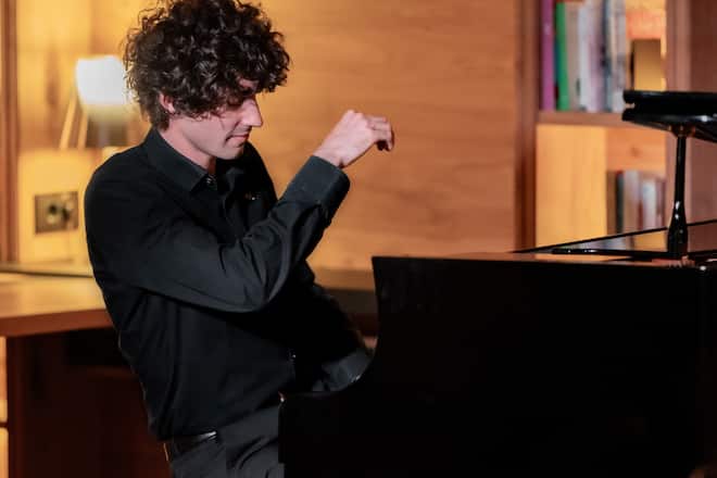 Kulturaustausch am Kamin: Musik, Kunst und Lesungen im Cyprianerhof Dolomit Resort.