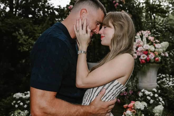 Mit unter anderem diesem Foto verkündeten Travis Kelce und Taylor Swift ihre Verlobung.