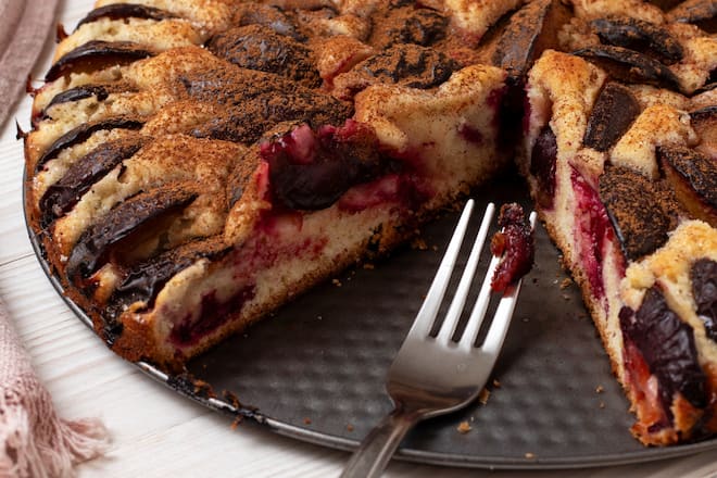Ein Pflaumenkuchen passt perfekt zu einem warmen Sommertag.
