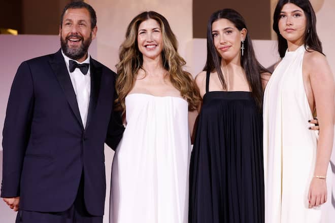 Adam Sandler mit Ehefrau Jackie und den Töchtern Sadie und Sunny.