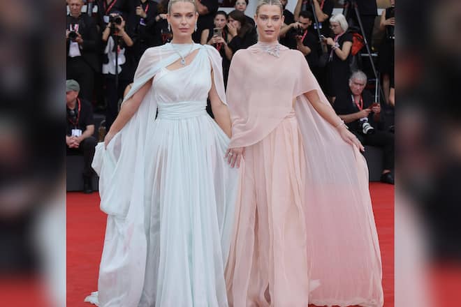 Lady Amelia und Lady Eliza Spencer auf dem roten Teppich in Venedig.