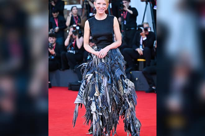 Cate Blanchett zeigte sich in Venedig in einem extravaganten Outfit von Maison Margiela.