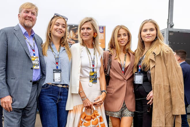 König Willem-Alexander und Königin Máxima mit ihren Töchtern Ariane (v.l.), Alexia und Amalia in Zandvoort.