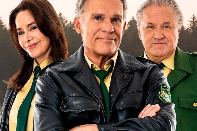 In «Hubert ohne Staller» gehen Revierchefin Sabine Kaiser (Katharina Müller-Elmau), Polizeiobermeister Franz Hubert (Christian Tramitz) und Polizeiobermeister Reimund Girwidz (Michael Brandner, r.) erneut auf eigenwillige Verbrecherjagd.