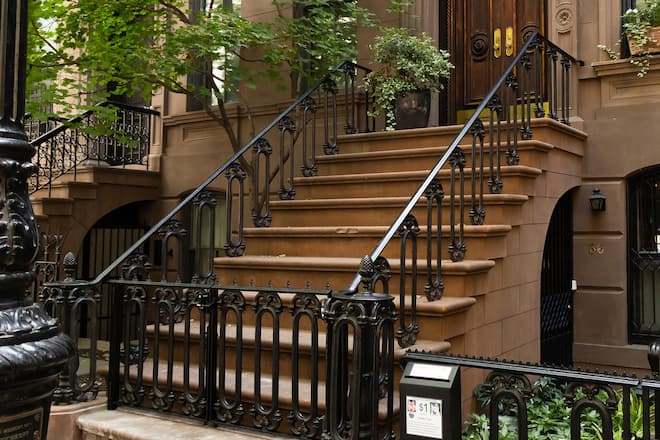 Carrie Bradshaws Eingangstreppe hat jetzt einen kleinen Zaun bekommen, um die Touristen abzuhalten.