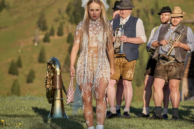 Impro-Serie «Die Hochzeit»: Jäcki (Luise von Finckh) auf dem Weg zur Trauung.