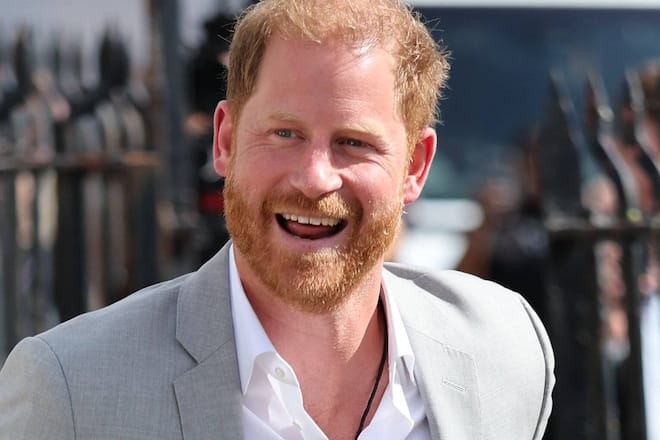 Prinz Harry gutgelaunt bei seiner Ankunft in Nottingham.