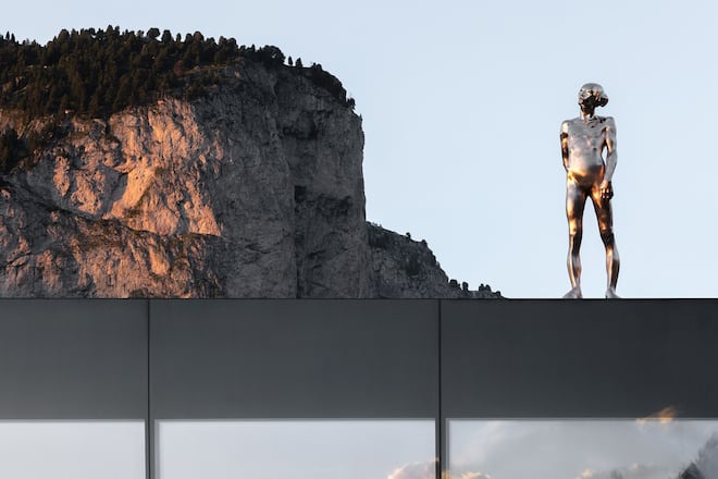 Eines der Werke von Peter Senoner im Einklang mit der Südtiroler Natur.