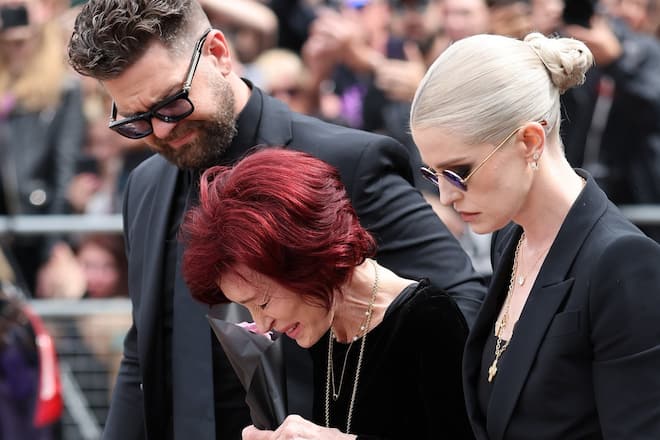 Sharon Osbourne umringt von ihren Kindern Jack und Kelly bei einer Gedenkveranstaltung für den verstorbenen Ozzy Osbourne.