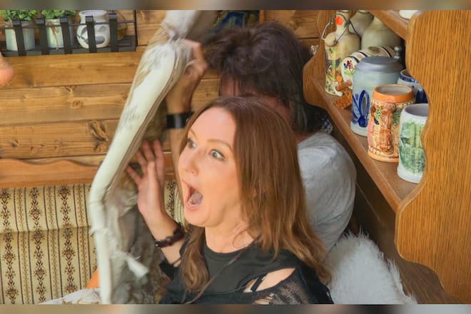 Hanka erschreckt ihre Sommerhaus-Mitbewohner.