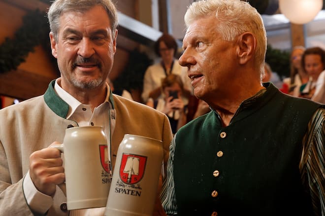 Markus Söder (li.) und Münchens OB lassen sich die Mass auf der Wiesn 2025 schmecken.