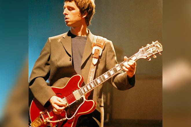 Noel Gallagher mit der geschichtsträchtigen Gitarre bei einem Auftritt in London im Jahr 2001. Sein Bruder Liam zerstörte sie 2009 in der Trennungsnacht.