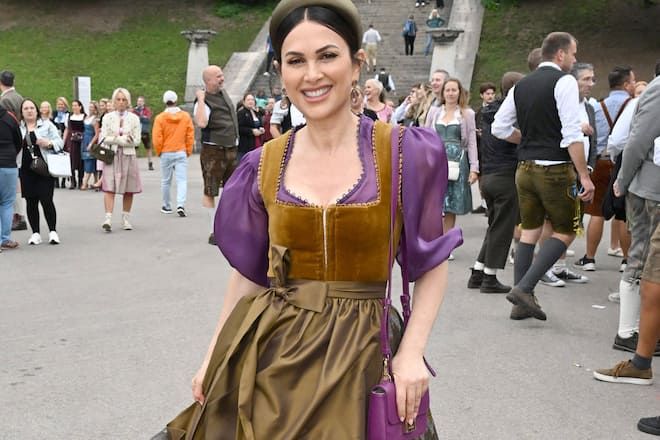 Viktoria Lauterbach hat für ihren Wiesn-Besuch zum Dirndl ein natürliches Make-up gewählt und liegt damit voll im Trend.