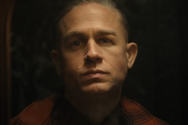 In «Monster: Die Geschichte von Ed Gein» schlüpft Charlie Hunnam in die Haut des Killers Ed Gein.