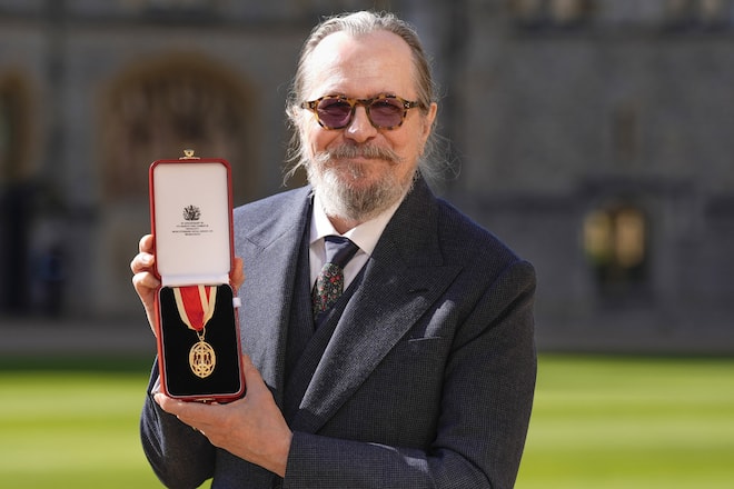 Sir Gary Oldman nach dem Ritterschlag.
