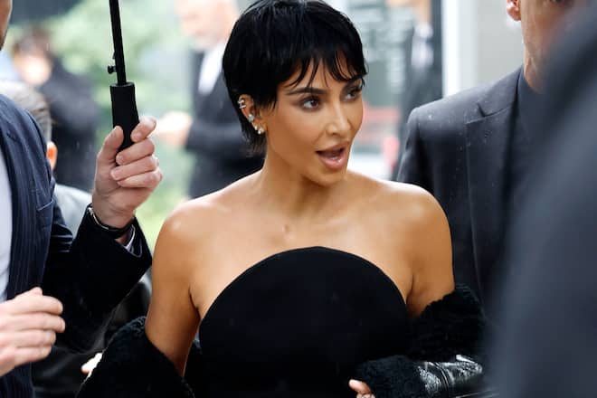 Kim Kardashian war bei ihrem jüngsten Auftritt das Ebenbild ihrer Mutter Kris.