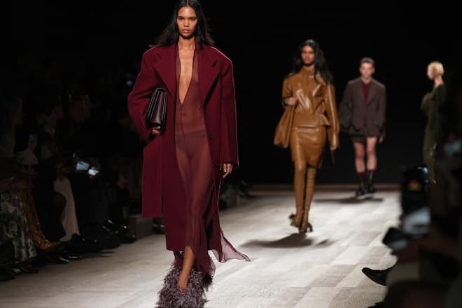 Das Label Ferragamo präsentierte für die Herbst-/Winterkollektion 2025 einige moderne Looks in Weinrot.