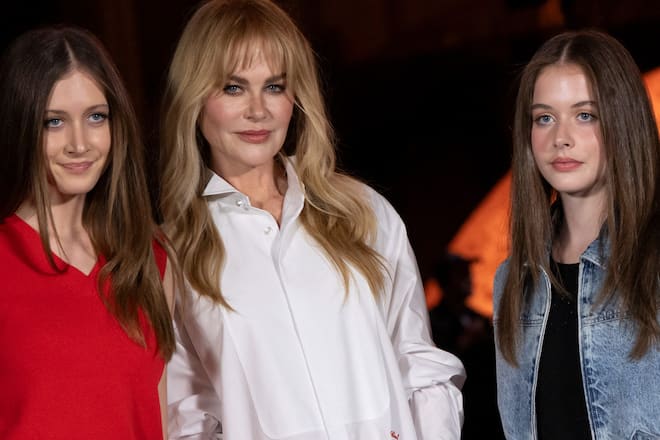 Nicole Kidman mit ihren Töchtern Sunday Rose (l.) und Faith Margaret (r.) auf der Paris Fashion Week.