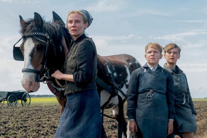Bäuerin Tessa (Diane Kruger) lässt den zwölfjährigen Nanning (Jasper Billerbeck) und seinen besten Freund Hermann (Kian Köppke) bei sich auf dem Feld arbeiten, um ihre Familien zu ernähren.