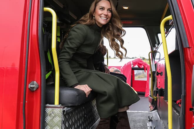 Prinzessin Kate nimmt in einem Feuerwehrfahrzeug Platz.