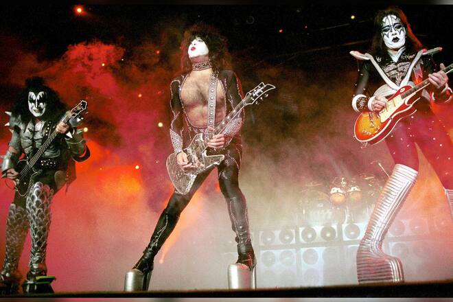 Sänger Gene Simmons und die Gitarristen Paul Stanley und Ace Frehley (v.l.) auf der Bühne.
