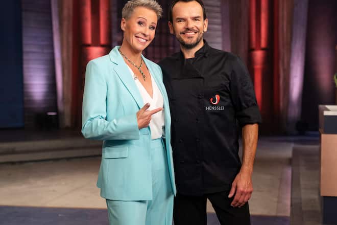 Sonja Zietlow moderiert ihre erste Kochshow. Am Herd steht unter anderem Steffen Henssler.