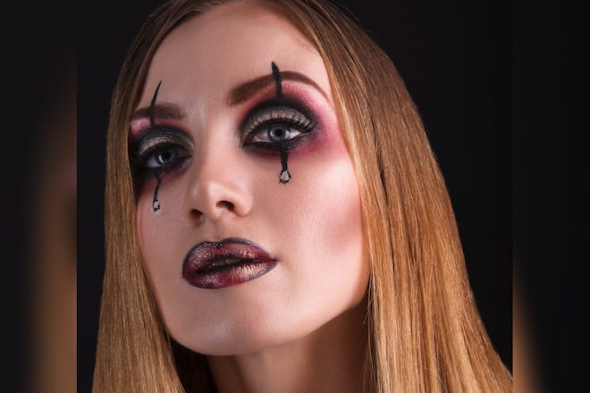 Dunkle Farben machen das Clown-Make-up gleich viel gruseliger.