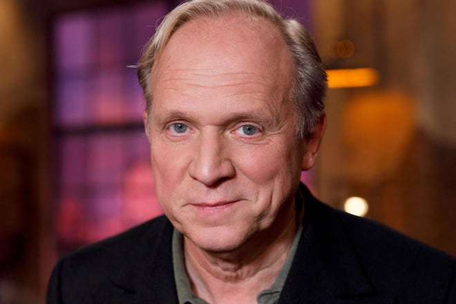 Ulrich Tukur lebt seit mehr als zehn Jahren mit dem Tinnitus und war sogar drei Wochen lang in einer Klinik in Behandlung.