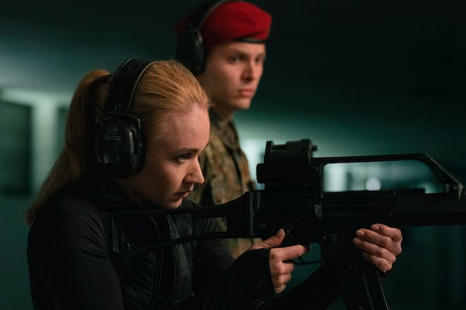 «Sarah Kohr: Im Schatten»: Sarah Kohr (Lisa Maria Potthoff) am Schiessstand im Beisein von Feldjäger Patrick Beikamp (Elmo Anton Stratz).