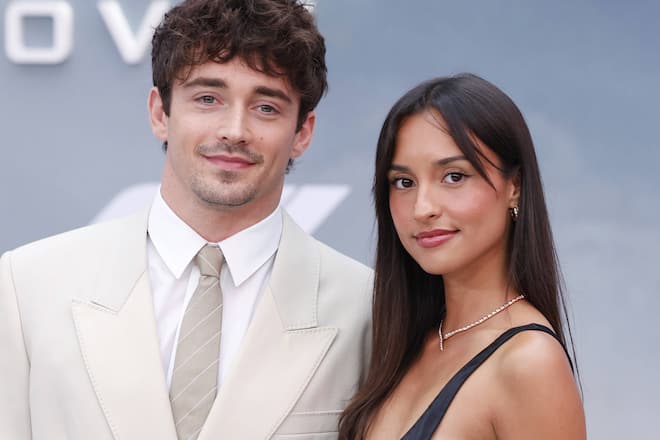 F1-Fahrer Charles Leclerc und Freundin Alexandra Saint Mleux haben sich verlobt.
