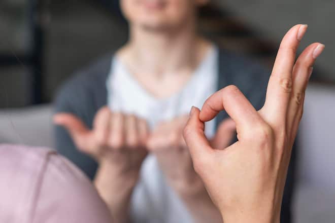 Auch ohne Gebärdensprache ist eine Kommunikation zwischen Hörenden und Gehörlosen möglich.