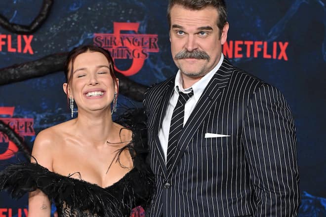 Millie Bobby Brown und David Harbour strahlen bei der «Stranger Things»-Premiere Seite an Seite.