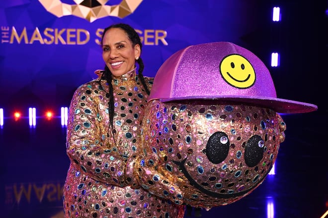 Wurde trotz ihrer «Masked Singer»-Abwahl dem Smiley-Kostüm gerecht: Barbara Becker trat lächelnd die Heimreise an.