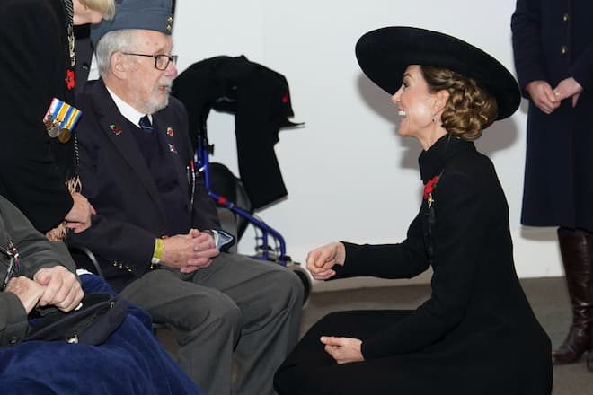 Prinzessin Kate kniet am Armistice Day vor einem Veteranen.