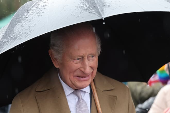 König Charles trotzt in Wales dem Regen.