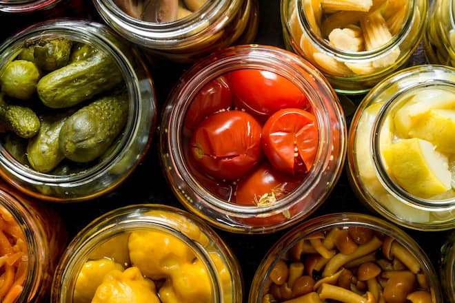 Nicht nur Gürkchen: Viele Lebensmittel lassen sich durch Einlegen länger haltbar machen.