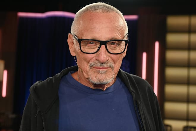 Konstantin Wecker räumt die Beziehung zur damaligen Schülerin ein.