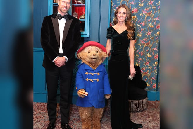 Prinz William und Prinzessin Kate mit dem niedlichen Paddington Bär.